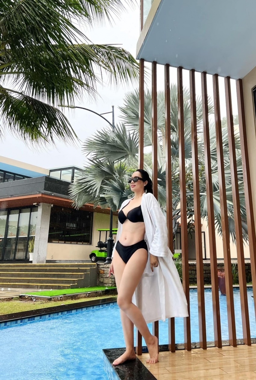 Thông qua loạt ảnh đăng tải có thể thấy, nữ nghệ sĩ U60 sở hữu body săn chắc, thon gọn cùng vòng eo không một chút mỡ thừa. Thông qua loạt ảnh đăng tải có thể thấy, nữ nghệ sĩ U60 sở hữu body săn chắc, thon gọn cùng vòng eo không một chút mỡ thừa.