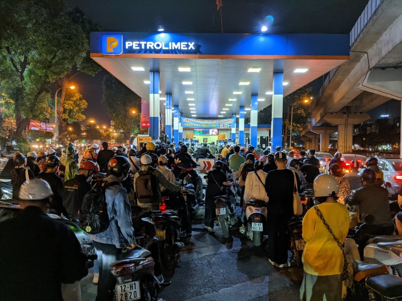 Trong kỳ điều chỉnh hôm nay 21/6, giá xăng E5 RON92 và RON95 giữ nguyên, trong khi giá dầu tăng, giảm tùy loại. Ảnh minh hoạ Trong kỳ điều chỉnh hôm nay 21/6, giá xăng E5 RON92 và RON95 giữ nguyên, trong khi giá dầu tăng, giảm tùy loại. Ảnh minh hoạ