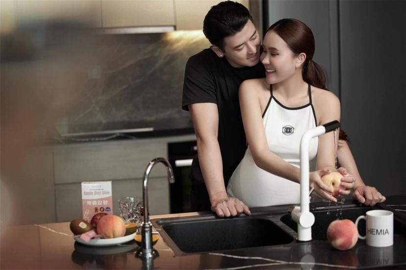 Hot mom Ngọc Thúy chia sẻ: “Thúy cảm thấy may mắn khi có một người chồng luôn yêu thương vợ con hết mực” (Ảnh: NVCC) Hot mom Ngọc Thúy chia sẻ: “Thúy cảm thấy may mắn khi có một người chồng luôn yêu thương vợ con hết mực” (Ảnh: NVCC)