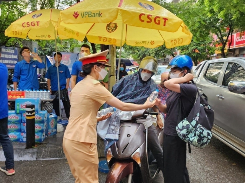 Đội CSGT số 6, Hà Nội, cùng Công an phường Mai Dịch, quận Cầu Giấy đảm bảo trật tự ATGT, phát nước miễn phí cho các thí sinh tại điểm thi trường THCS Mai Dịch. Ảnh: PLXH Đội CSGT số 6, Hà Nội, cùng Công an phường Mai Dịch, quận Cầu Giấy đảm bảo trật tự ATGT, phát nước miễn phí cho các thí sinh tại điểm thi trường THCS Mai Dịch. Ảnh: PLXH