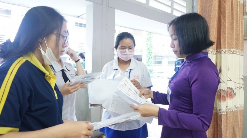 Kết quả thi tốt nghiệp THPT năm 2023 sẽ được công bố vào 8h00 ngày 18/7. Kết quả thi tốt nghiệp THPT năm 2023 sẽ được công bố vào 8h00 ngày 18/7.