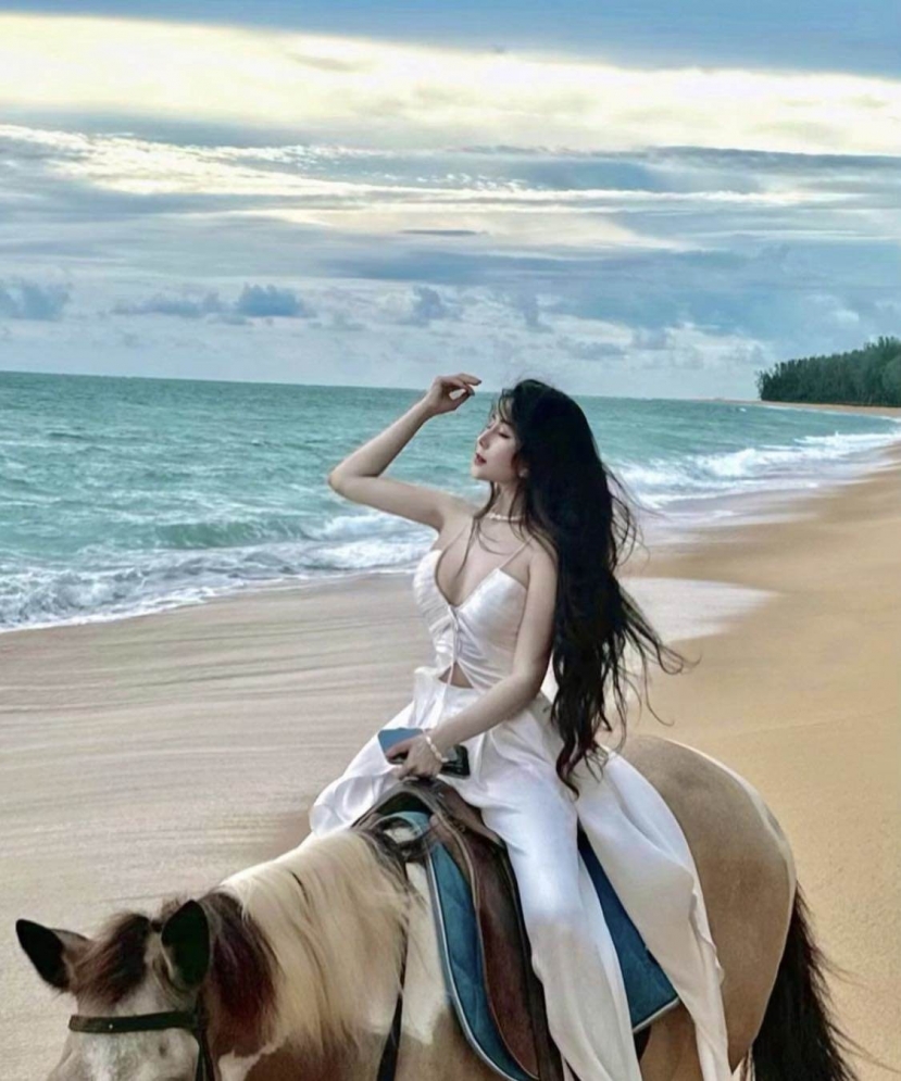Hot girl Võ Ngọc Trân gây sốt khi diện set đồ lụa cưỡi ngựa đi dạo biển.
