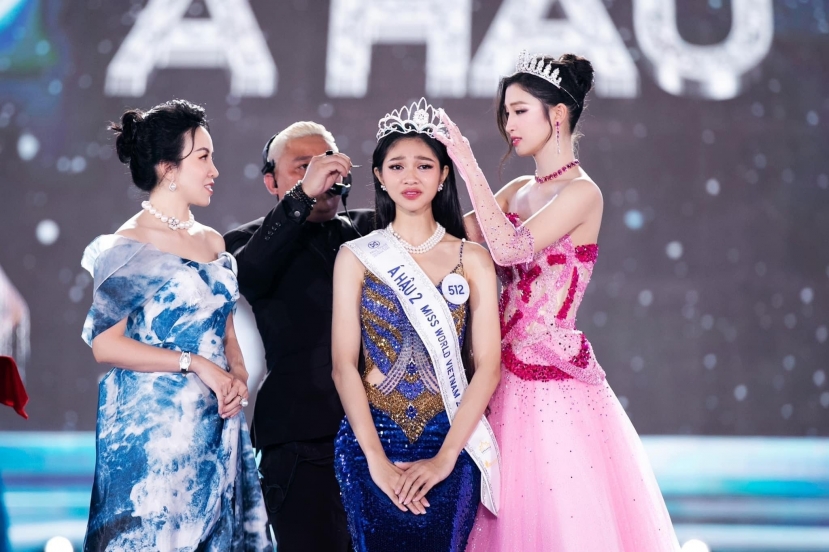 Gặp sự cố trang phục trên sóng livestream, Á hậu Minh Kiên có pha xử lý khéo léo - Ảnh 2 Gặp sự cố trang phục trên sóng livestream, Á hậu Minh Kiên có pha xử lý khéo léo - Ảnh 2
