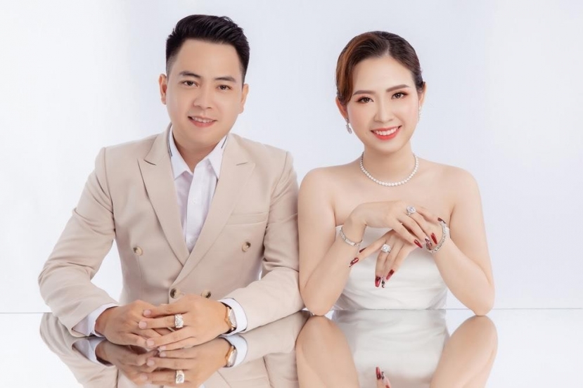 Vợ chồng anh Thịnh Trần chủ tiệm vàng Thịnh Kim Lan Vợ chồng anh Thịnh Trần chủ tiệm vàng Thịnh Kim Lan