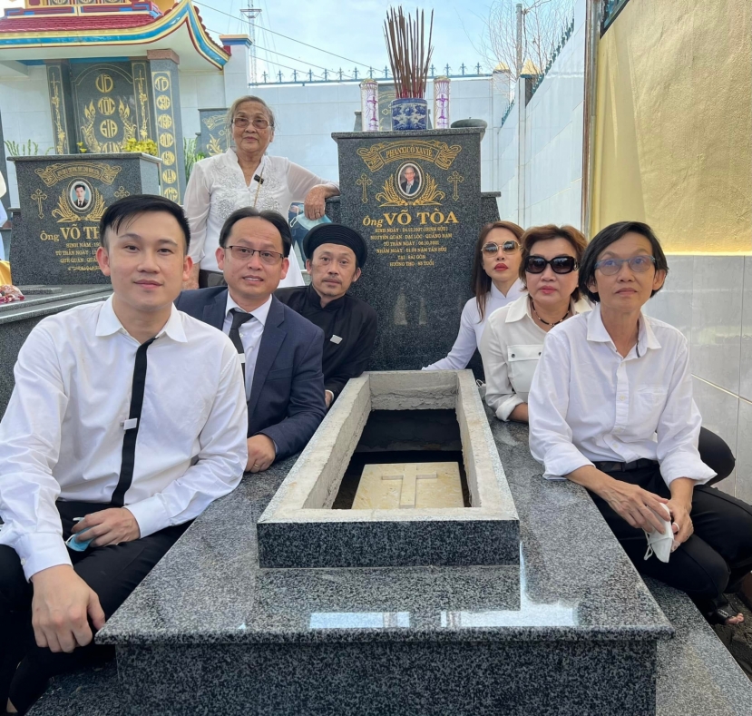 Ca sĩ Dương Triệu Vũ cùng người thân đến thăm mộ của anh. Đi kèm với đó là những chia sẻ xúc động về người cha quá cố của mình (Ảnh: FBNV) Ca sĩ Dương Triệu Vũ cùng người thân đến thăm mộ của anh. Đi kèm với đó là những chia sẻ xúc động về người cha quá cố của mình (Ảnh: FBNV)