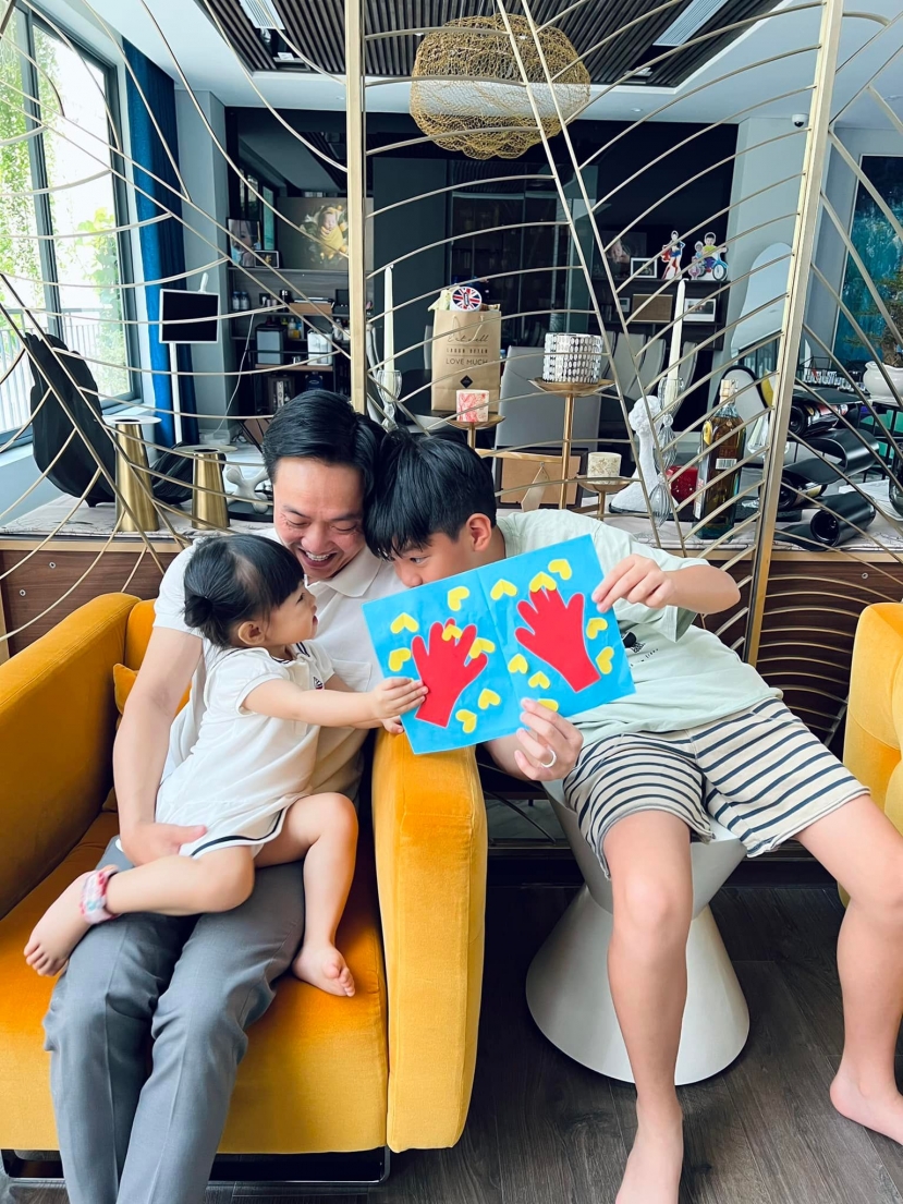 Cường Đô La khoe khoảnh khắc 2 con của mình lên mạng xã hội trong ngày của Cha (19/6) (Ảnh: FBNV) Cường Đô La khoe khoảnh khắc 2 con của mình lên mạng xã hội trong ngày của Cha (19/6) (Ảnh: FBNV)