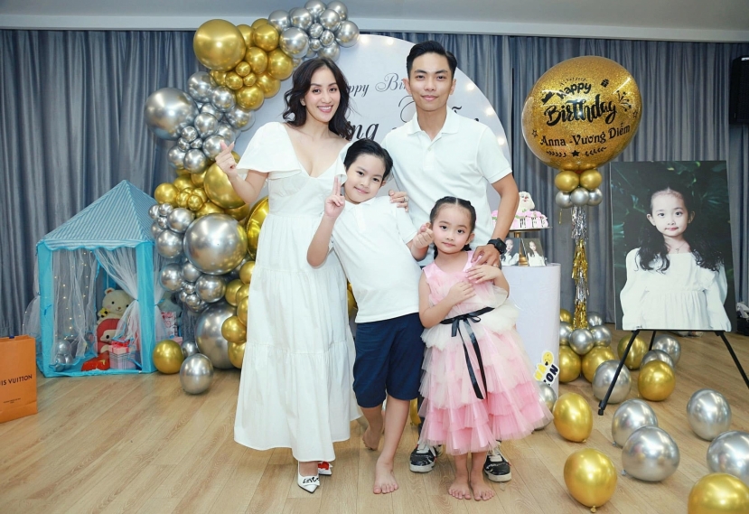 Gia đình nhỏ của vợ chồng Khánh Thi - Phan Hiển (Ảnh: Internet) Gia đình nhỏ của vợ chồng Khánh Thi - Phan Hiển (Ảnh: Internet)