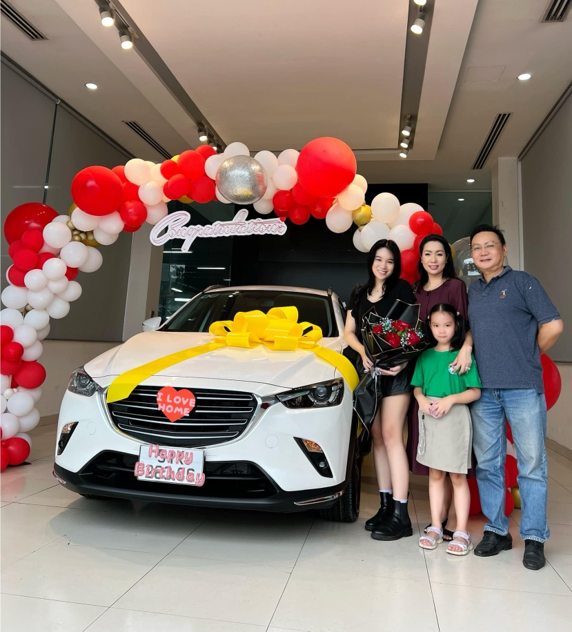 Gia đình nhỏ của diễn viên Trịnh Kim Chi cùng nhau đi nhận xế hộp đầu tiên của con gái (Ảnh: FBNV) Gia đình nhỏ của diễn viên Trịnh Kim Chi cùng nhau đi nhận xế hộp đầu tiên của con gái (Ảnh: FBNV)