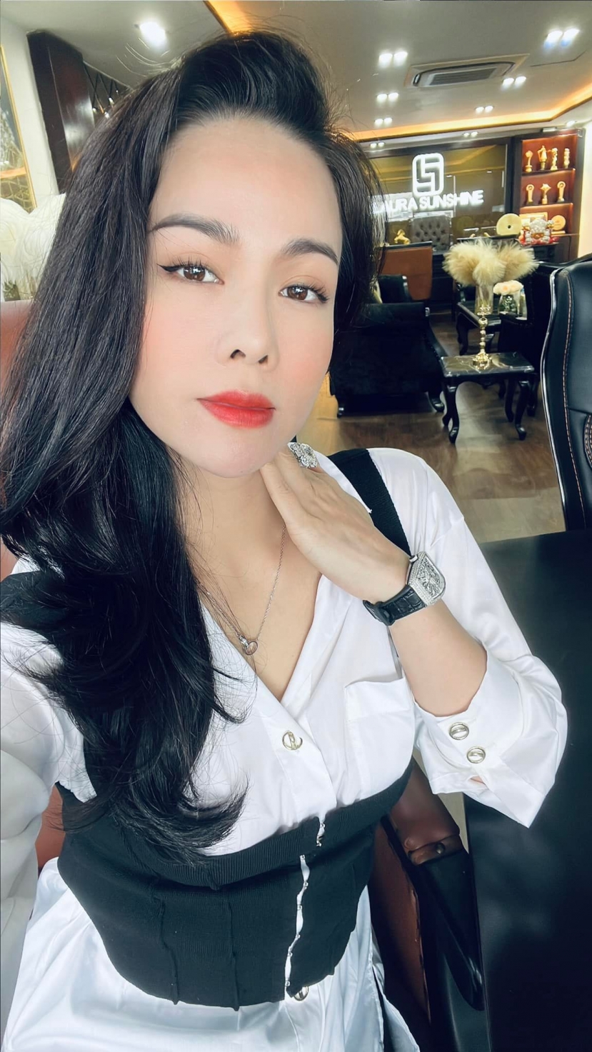 Vừa hoạt động nghệ thuật vừa kinh doanh nên Nhật Kim Anh khá bận rộn, Tuy nhiên, hàng tuần cô đều lái xe xuống Cần Thơ để thăm con trai (Ảnh: Internet) Vừa hoạt động nghệ thuật vừa kinh doanh nên Nhật Kim Anh khá bận rộn, Tuy nhiên, hàng tuần cô đều lái xe xuống Cần Thơ để thăm con trai (Ảnh: Internet)