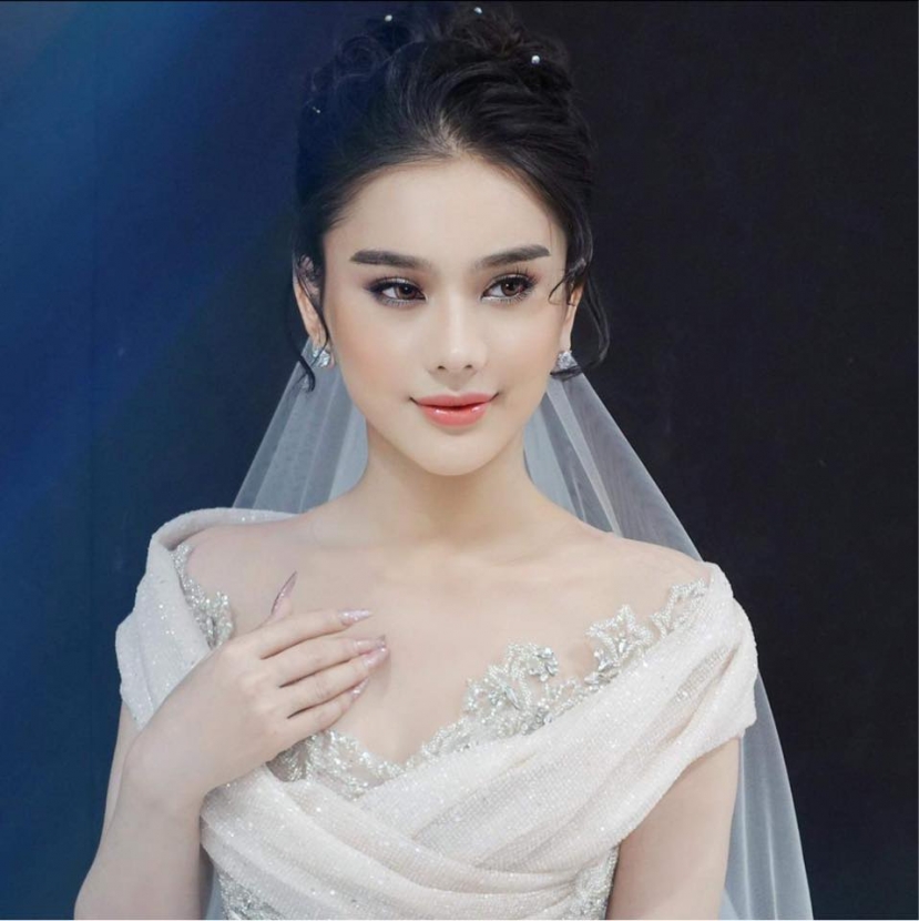 Lâm Khánh Chi xuất hiện tại buổi họp báo với diện mạo là một cô dâu xinh đẹp (Ảnh: Internet) Lâm Khánh Chi xuất hiện tại buổi họp báo với diện mạo là một cô dâu xinh đẹp (Ảnh: Internet)