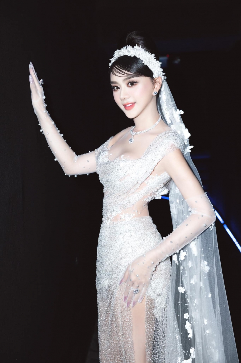 Lâm Khánh Chi xinh đẹp trong váy cô dâu (Ảnh: FBNV) Lâm Khánh Chi xinh đẹp trong váy cô dâu (Ảnh: FBNV)