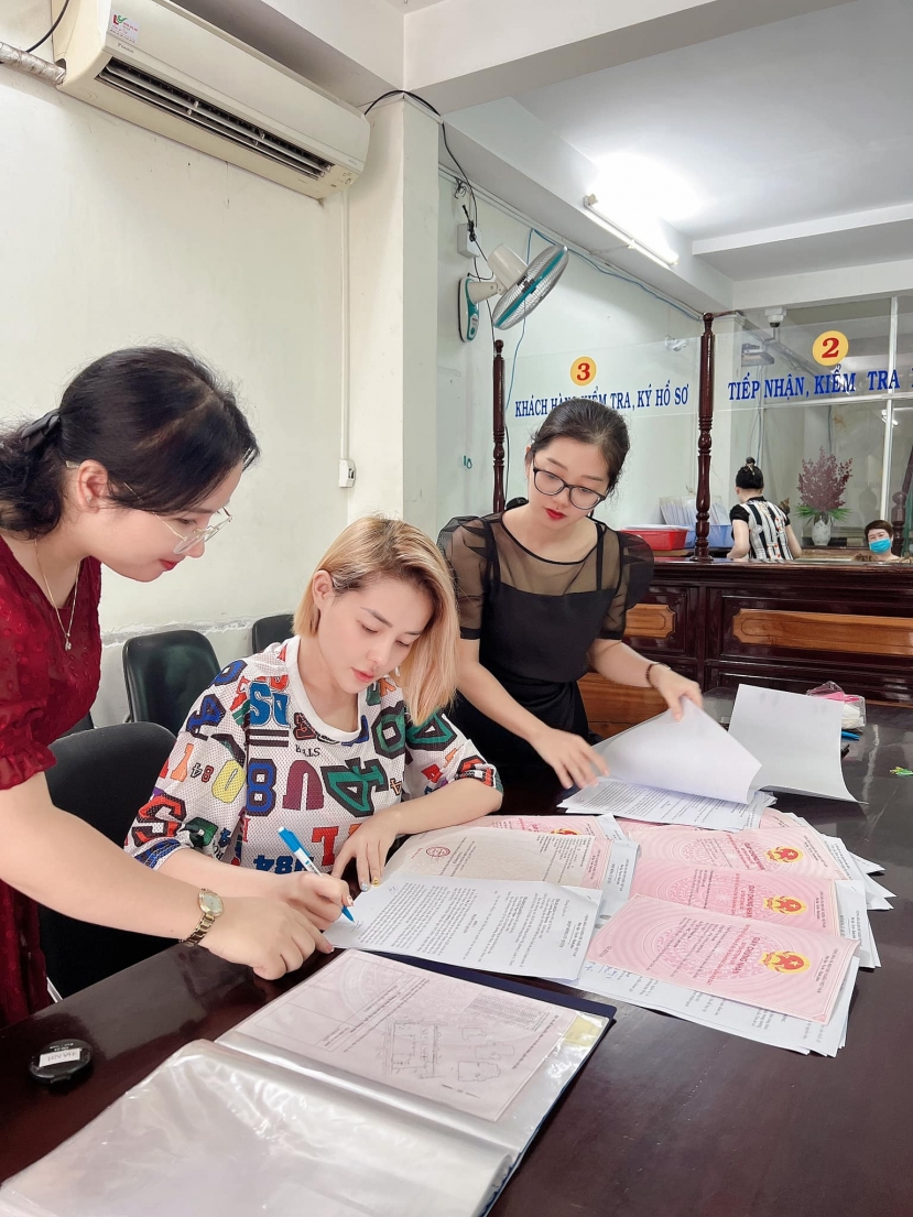 Ngân 98 có mặt tại văn phòng công chứng ở Phú Yên (Ảnh: FBNV) Ngân 98 có mặt tại văn phòng công chứng ở Phú Yên (Ảnh: FBNV)