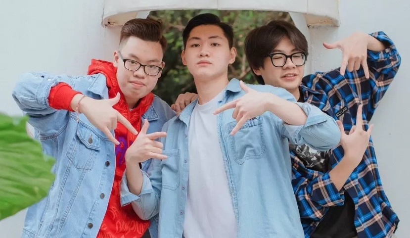 Thủ khoa khối B là em Nguyễn Đăng Khải (ở giữa) từng là Học sinh chuyên Anh (Ảnh: Internet) Thủ khoa khối B là em Nguyễn Đăng Khải (ở giữa) từng là Học sinh chuyên Anh (Ảnh: Internet)