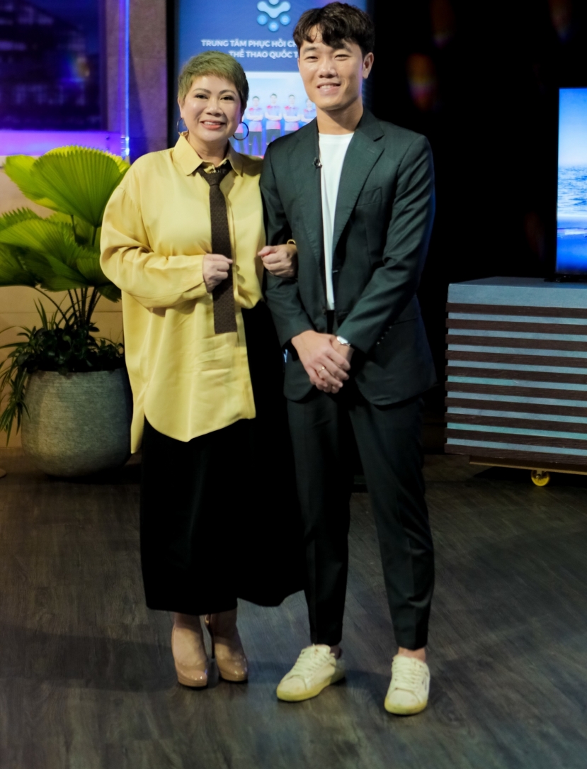 Lương Xuân Trường chụp ảnh cùng với Shark Liên sau khi được nữ doanh nhân đầu tư 7 tỉ đồng với 15% cổ phần cho dự án (Ảnh: Internet) Lương Xuân Trường chụp ảnh cùng với Shark Liên sau khi được nữ doanh nhân đầu tư 7 tỉ đồng với 15% cổ phần cho dự án (Ảnh: Internet)