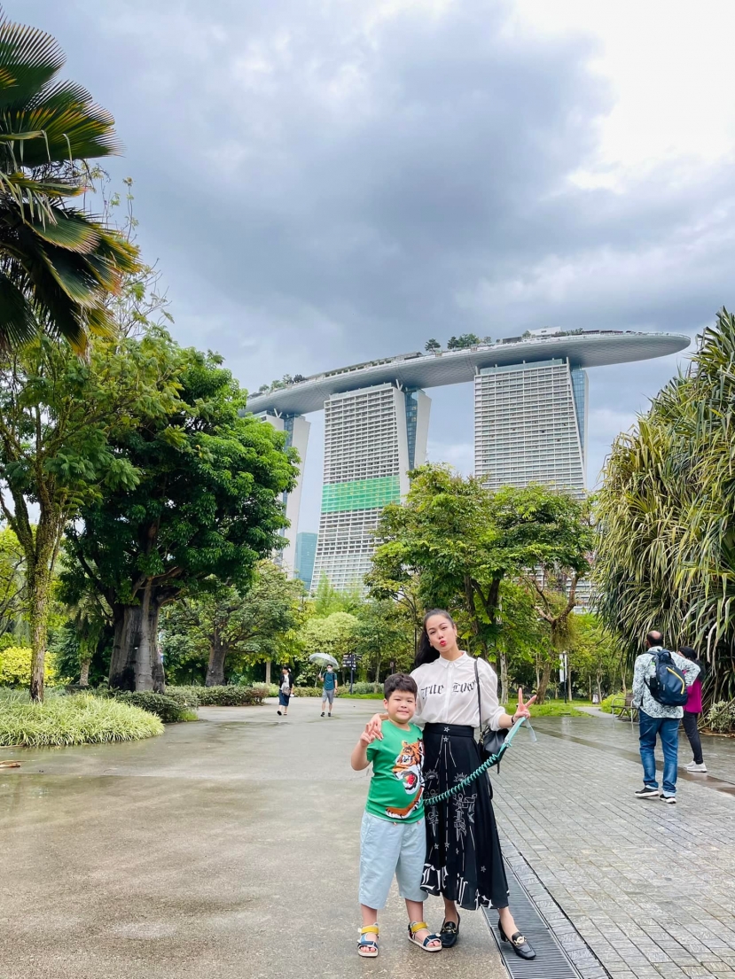 Nhật Kim Anh đang cùng con trai đi du lịch ở Singapore (Ảnh: FBNV) Nhật Kim Anh đang cùng con trai đi du lịch ở Singapore (Ảnh: FBNV)