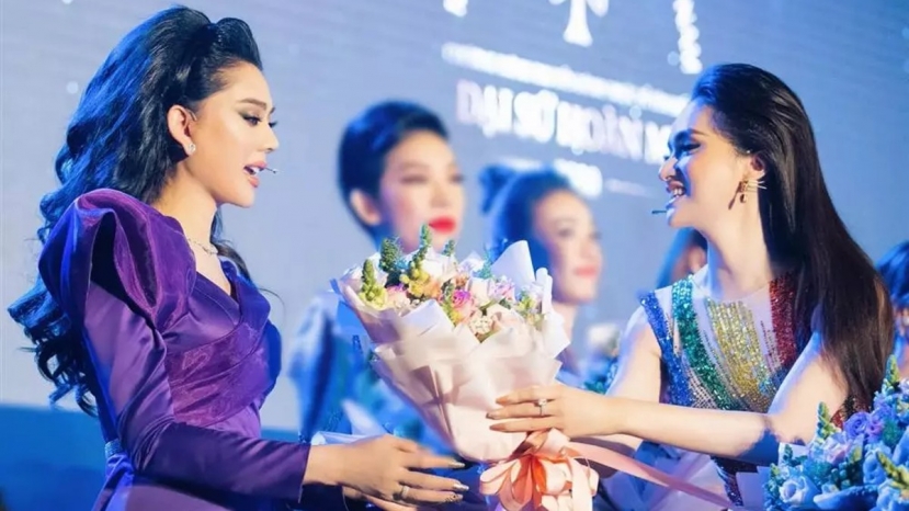 Lâm Khánh Chi - Hương Giang đang là 2 mỹ nhân chuyển giới của showbiz Việt đại diện cho cộng đồng LGBT Việt Nam (Ảnh: Internet) Lâm Khánh Chi - Hương Giang đang là 2 mỹ nhân chuyển giới của showbiz Việt đại diện cho cộng đồng LGBT Việt Nam (Ảnh: Internet)