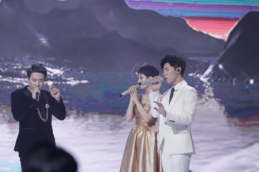 Hiền Hồ từng có dịp song ca cùng Erik và MC Trấn Thành (Ảnh: internet) Hiền Hồ từng có dịp song ca cùng Erik và MC Trấn Thành (Ảnh: internet)
