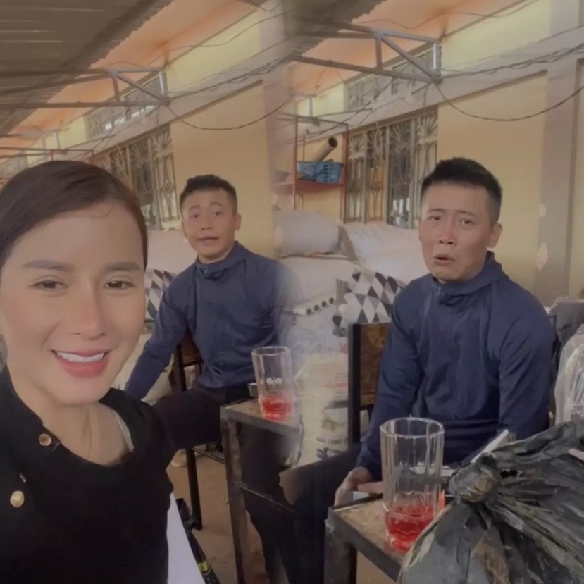 Loạt biểu cảm khó hiểu của Quang Linh Vlog khi bà Nhân rời Angola để trở về Nhật Bản (Ảnh: Internet) Loạt biểu cảm khó hiểu của Quang Linh Vlog khi bà Nhân rời Angola để trở về Nhật Bản (Ảnh: Internet)
