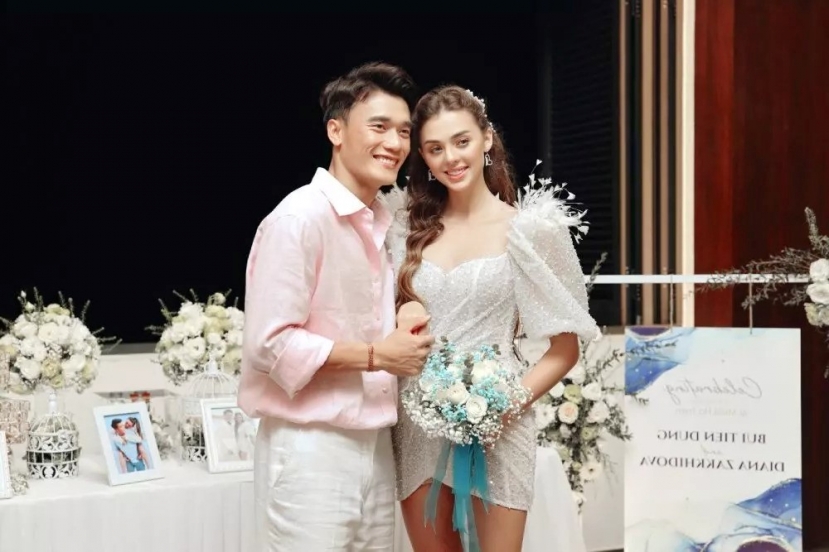 Bùi Tiến Dũng và vợ Tây trong hôn lễ (Ảnh: Internet) Bùi Tiến Dũng và vợ Tây trong hôn lễ (Ảnh: Internet)