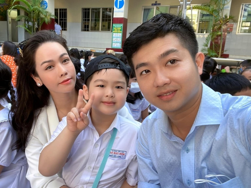 Nhật Kim Anh hội ngộ Bửu Lộc và bố mẹ chồng trong dịp đặc biệt của con trai (Ảnh: Internet) Nhật Kim Anh hội ngộ Bửu Lộc và bố mẹ chồng trong dịp đặc biệt của con trai (Ảnh: Internet)