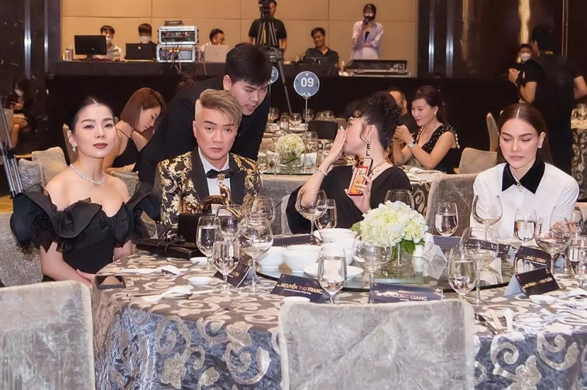 Xuyên suốt sự kiện, Lệ Quyên - Hồ Ngọc Hà dường như 'ai làm việc nấy', không có sự tương tác nào (Ảnh: internet) Xuyên suốt sự kiện, Lệ Quyên - Hồ Ngọc Hà dường như 'ai làm việc nấy', không có sự tương tác nào (Ảnh: internet)