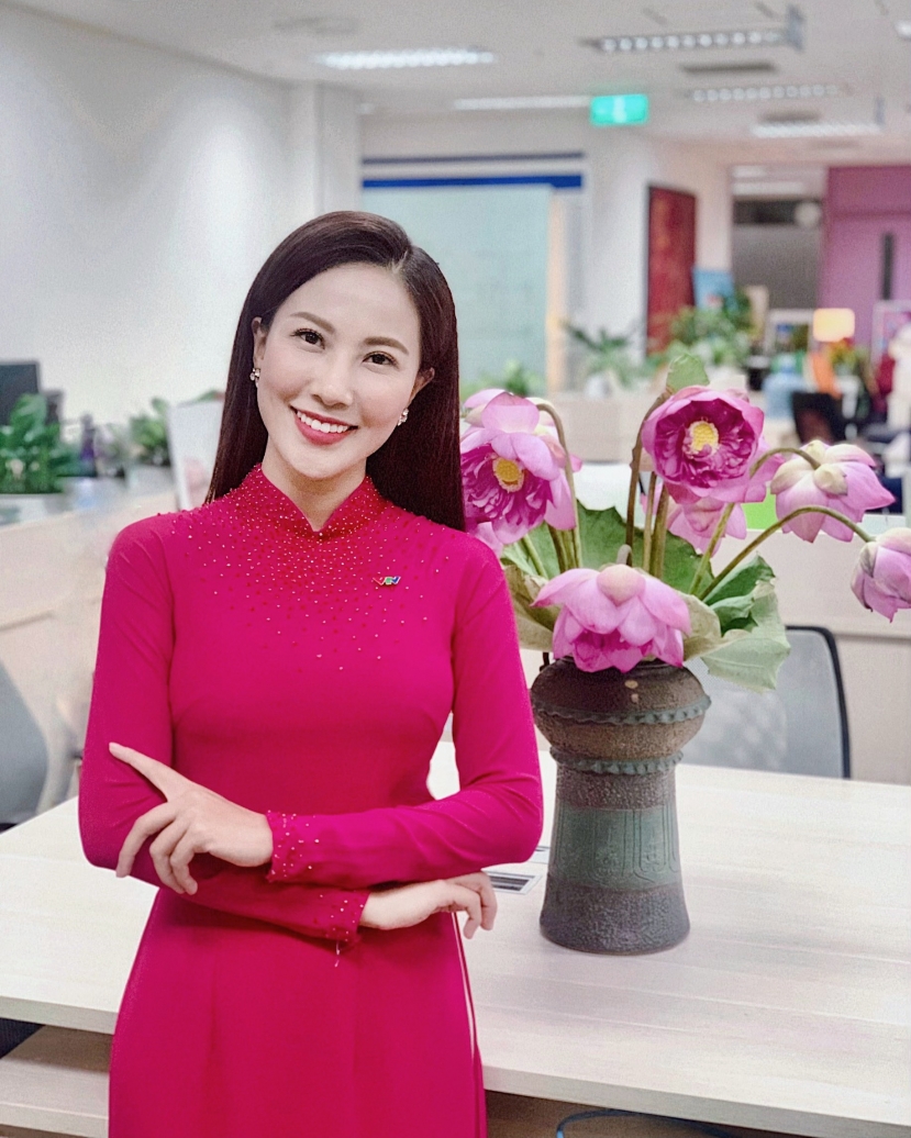 BTV Nguyễn Quỳnh Hoa xinh đẹp và đằm thắm ở tuổi U30 (Ảnh: FBNV) BTV Nguyễn Quỳnh Hoa xinh đẹp và đằm thắm ở tuổi U30 (Ảnh: FBNV)
