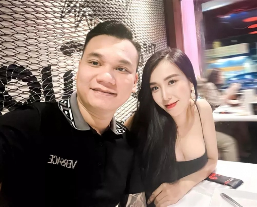 Khoảnh khắc vợ chồng Khắc Việt hạnh phúc bên nhau (Ảnh: Internet) Khoảnh khắc vợ chồng Khắc Việt hạnh phúc bên nhau (Ảnh: Internet)
