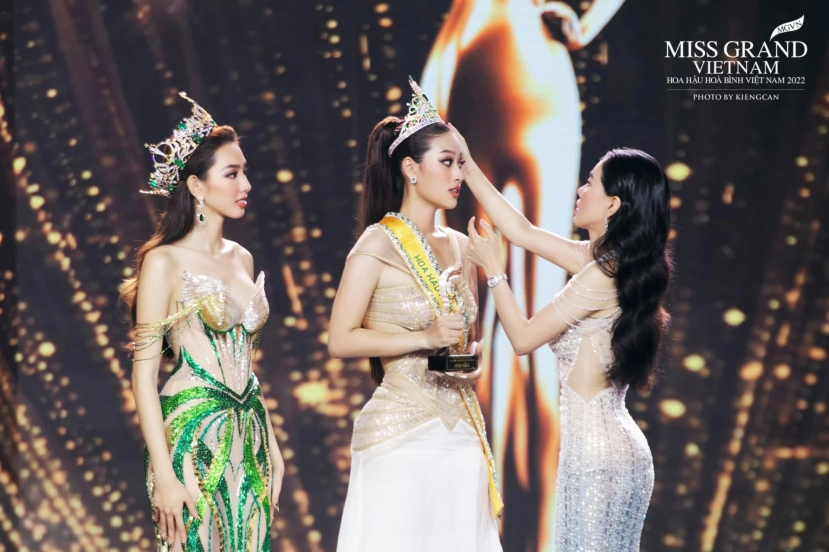 CEO Phạm Kim Dung cùng Nguyễn Thúc Thùy Tiên trao vương miện cho đương kim Miss Grand Vietnam 2022 (Ảnh: Internet) CEO Phạm Kim Dung cùng Nguyễn Thúc Thùy Tiên trao vương miện cho đương kim Miss Grand Vietnam 2022 (Ảnh: Internet)