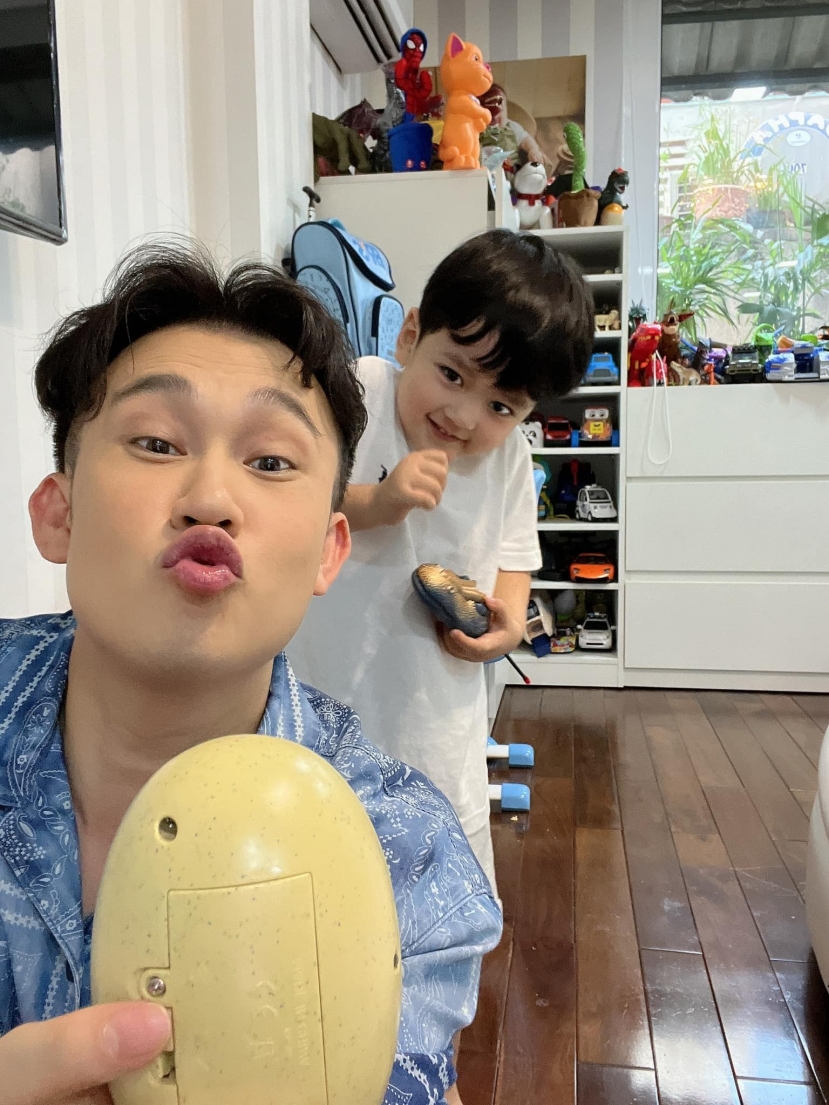Bé Polo Huỳnh tỏ vẻ đáng yêu khi chụp ảnh chung cùng với Dương Triệu Vũ (Ảnh: FBNV) Bé Polo Huỳnh tỏ vẻ đáng yêu khi chụp ảnh chung cùng với Dương Triệu Vũ (Ảnh: FBNV)