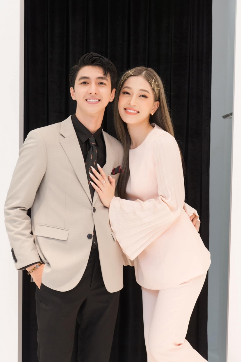 Với thông tin trên, chỉ trong 3 ngày liên tiếp Vbiz sẽ nóng hơn bao giờ hết khi ngày 21/10 là đám cưới của Bình An - Á hậu Phương Nga. Kế tiếp là ngày 22/10 là tiệc cưới lần 2 của Diệu Nhi - Anh Tú. Còn ngày 23/10 cũng là ngày vui của Hoa hậu Đỗ Mỹ Linh với con trai bầu Hiển (Ảnh: Internet) Với thông tin trên, chỉ trong 3 ngày liên tiếp Vbiz sẽ nóng hơn bao giờ hết khi ngày 21/10 là đám cưới của Bình An - Á hậu Phương Nga. Kế tiếp là ngày 22/10 là tiệc cưới lần 2 của Diệu Nhi - Anh Tú. Còn ngày 23/10 cũng là ngày vui của Hoa hậu Đỗ Mỹ Linh với con trai bầu Hiển (Ảnh: Internet)