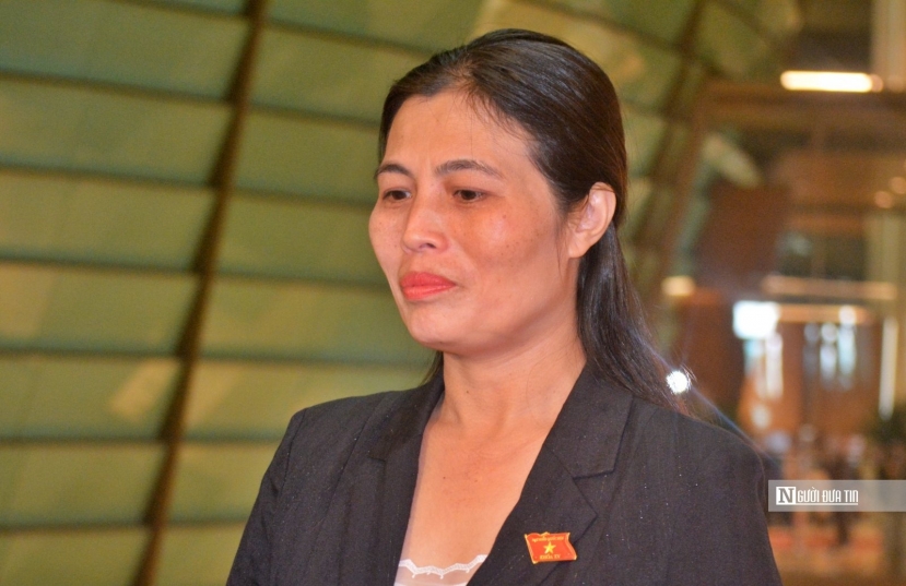 ĐBQH Hồ Thị Minh trăn trở về vấn đề giữ chân giáo viên, làm sao có học sinh là phải có giáo viên đứng lớp. ĐBQH Hồ Thị Minh trăn trở về vấn đề giữ chân giáo viên, làm sao có học sinh là phải có giáo viên đứng lớp.