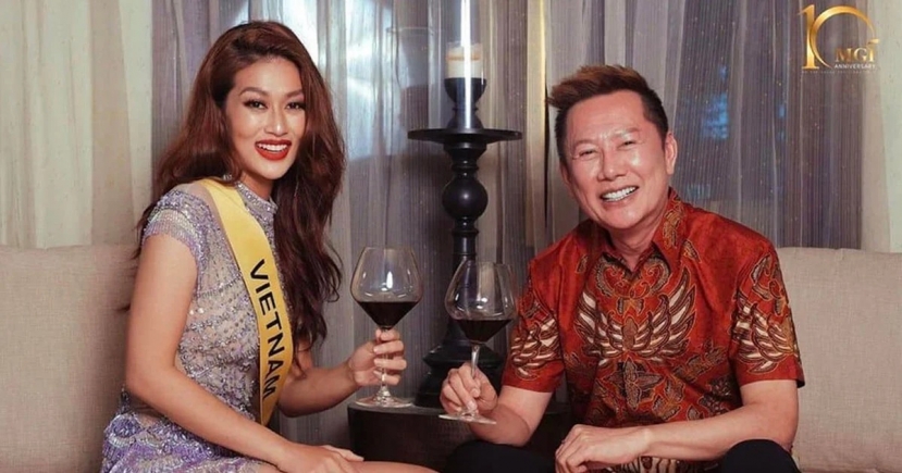 Ông Nawat chụp ảnh cùng Thiên Ân tại Miss Grand International 2022 (Ảnh: BTC) Ông Nawat chụp ảnh cùng Thiên Ân tại Miss Grand International 2022 (Ảnh: BTC)