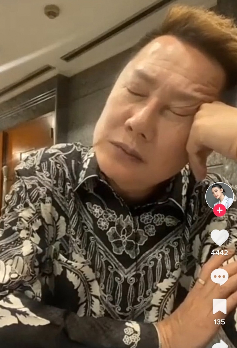 Ông Nawat lộ giây phút yếu lòng, gương mặt buồn bã (Ảnh: Chụp màn hình) Ông Nawat lộ giây phút yếu lòng, gương mặt buồn bã (Ảnh: Chụp màn hình)