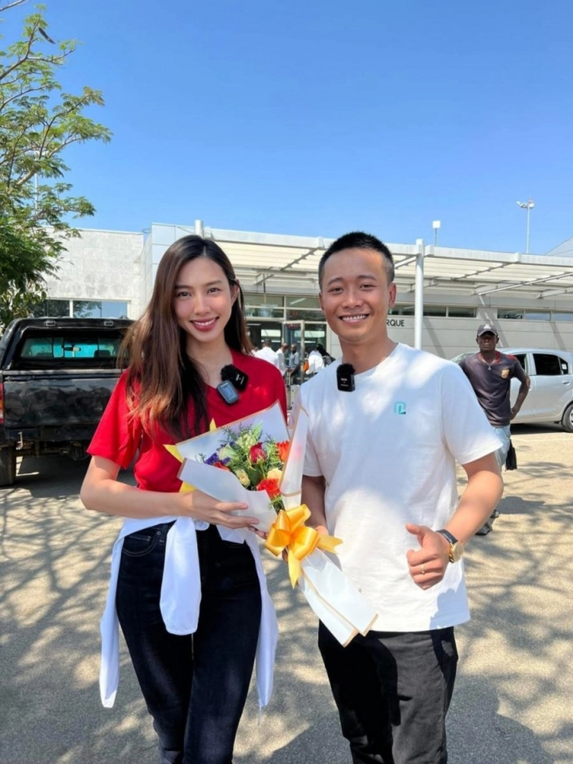 Quang Linh Vlogs chụp ảnh chung với Hoa hậu Nguyễn Thúc Thùy Tiên (Ảnh: FBNV) Quang Linh Vlogs chụp ảnh chung với Hoa hậu Nguyễn Thúc Thùy Tiên (Ảnh: FBNV)