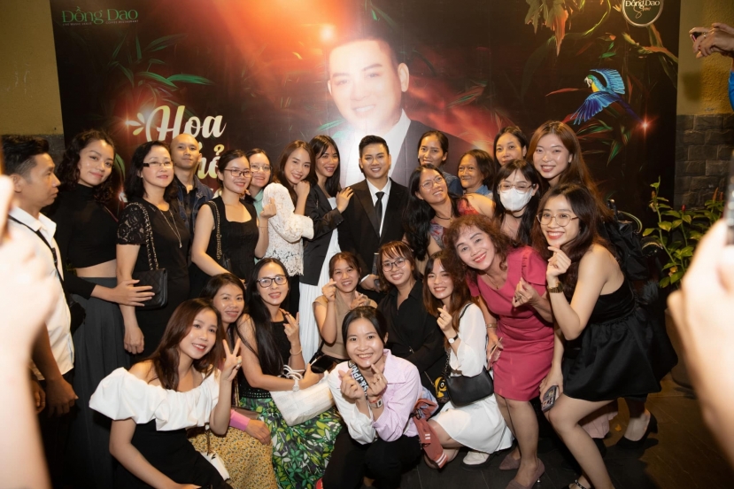 Hoài Lâm chụp hình giao lưu cùng khán giả (Ảnh: FBNV) Hoài Lâm chụp hình giao lưu cùng khán giả (Ảnh: FBNV)