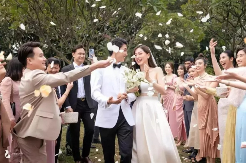 Đám cưới của Bình An - Phương Nga diễn ra trong sự chúc phúc của bạn bè, đồng nghiệp (Ảnh: FBNV) Đám cưới của Bình An - Phương Nga diễn ra trong sự chúc phúc của bạn bè, đồng nghiệp (Ảnh: FBNV)