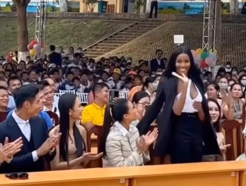 Lalela Mswane xuất hiện tại sự kiện cùng với Á hậu Kim Duyên và Nam vương Danh Chiếu Linh (Ảnh: Chụp màn hình) Lalela Mswane xuất hiện tại sự kiện cùng với Á hậu Kim Duyên và Nam vương Danh Chiếu Linh (Ảnh: Chụp màn hình)