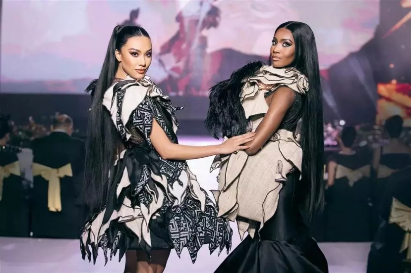 Lalela Mswane catwalk sải bước cùng Kim Duyên trong BST thời trang của NTK Tuyết Lê (Ảnh: BTC) Lalela Mswane catwalk sải bước cùng Kim Duyên trong BST thời trang của NTK Tuyết Lê (Ảnh: BTC)