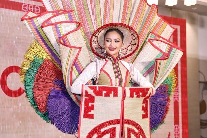 Trang phục mang đậm hình ảnh Cà Mau của Ngọc Châu gây tranh cãi trước thềm Miss Universe 2022 - Ảnh 1 Trang phục mang đậm hình ảnh Cà Mau của Ngọc Châu gây tranh cãi trước thềm Miss Universe 2022 - Ảnh 1