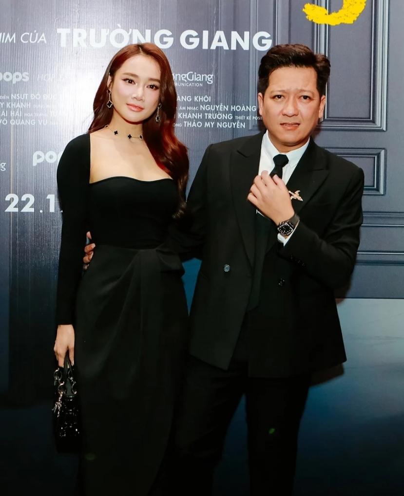 Vợ chồng Nhã Phương - Trường Giang xuất hiện tại buổi Họp báo ra mắt Chủ tịch giao hàng (Ảnh: FBNV) Vợ chồng Nhã Phương - Trường Giang xuất hiện tại buổi Họp báo ra mắt Chủ tịch giao hàng (Ảnh: FBNV)