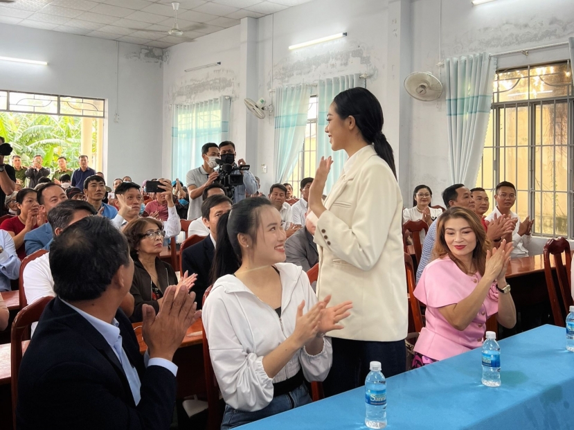 Đương kim Hoa hậu Việt Nam thân thiện với người xung quanh (Ảnh: BTC) Đương kim Hoa hậu Việt Nam thân thiện với người xung quanh (Ảnh: BTC)