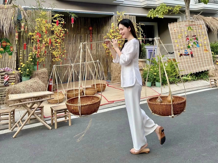 Đoàn Di Băng ghi lại khoảnh khắc tại khu chợ Tết vừa trang trí của mình (Ảnh: FBNV) Đoàn Di Băng ghi lại khoảnh khắc tại khu chợ Tết vừa trang trí của mình (Ảnh: FBNV)