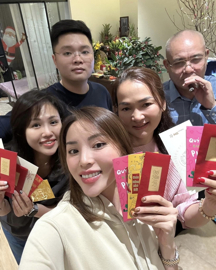 Kỳ Duyên cùng bố mẹ đón năm mới tại quê nhà Nam Định (Ảnh: FBNV) Kỳ Duyên cùng bố mẹ đón năm mới tại quê nhà Nam Định (Ảnh: FBNV)