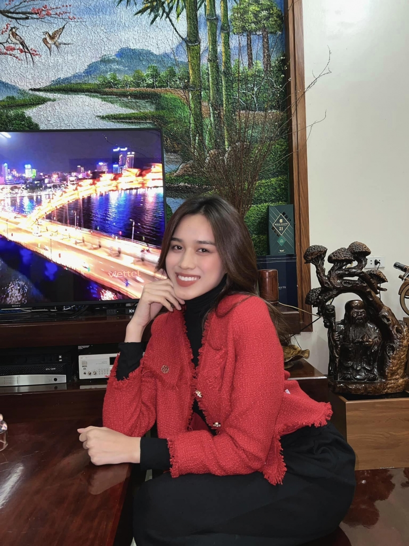 Hoa hậu Đỗ Thị Hà rạng rỡ đón năm mới bên Gia đình (Ảnh: FBNV) Hoa hậu Đỗ Thị Hà rạng rỡ đón năm mới bên Gia đình (Ảnh: FBNV)
