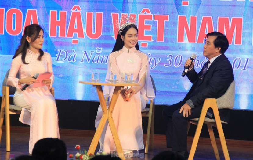 Thanh Thủy giao lưu cùng với thầy giáo chủ nhiệm (Ảnh: TPO) Thanh Thủy giao lưu cùng với thầy giáo chủ nhiệm (Ảnh: TPO)
