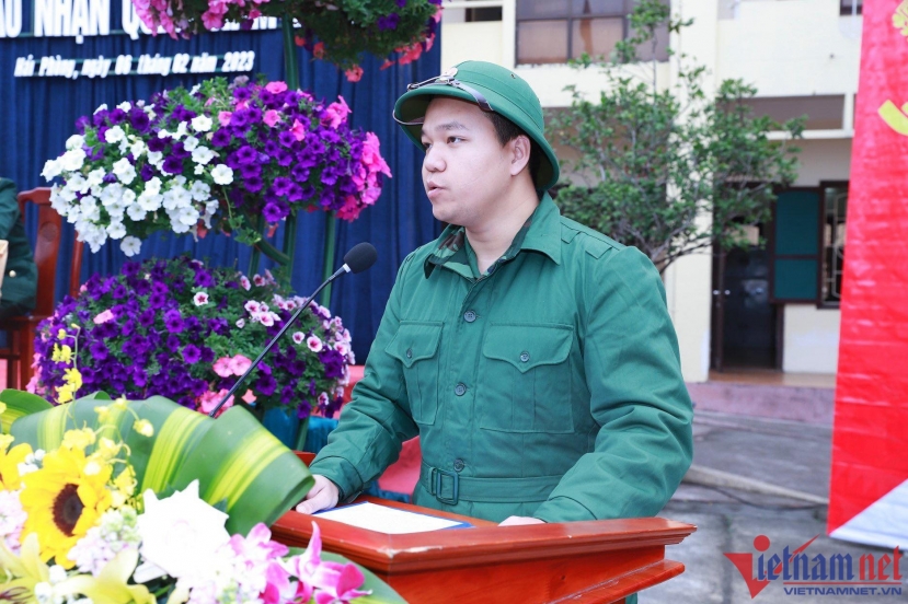 Tân binh Thế Sơn phát biểu trong buổi lễ giao nhận quân (Ảnh: Vietnamnet) Tân binh Thế Sơn phát biểu trong buổi lễ giao nhận quân (Ảnh: Vietnamnet)