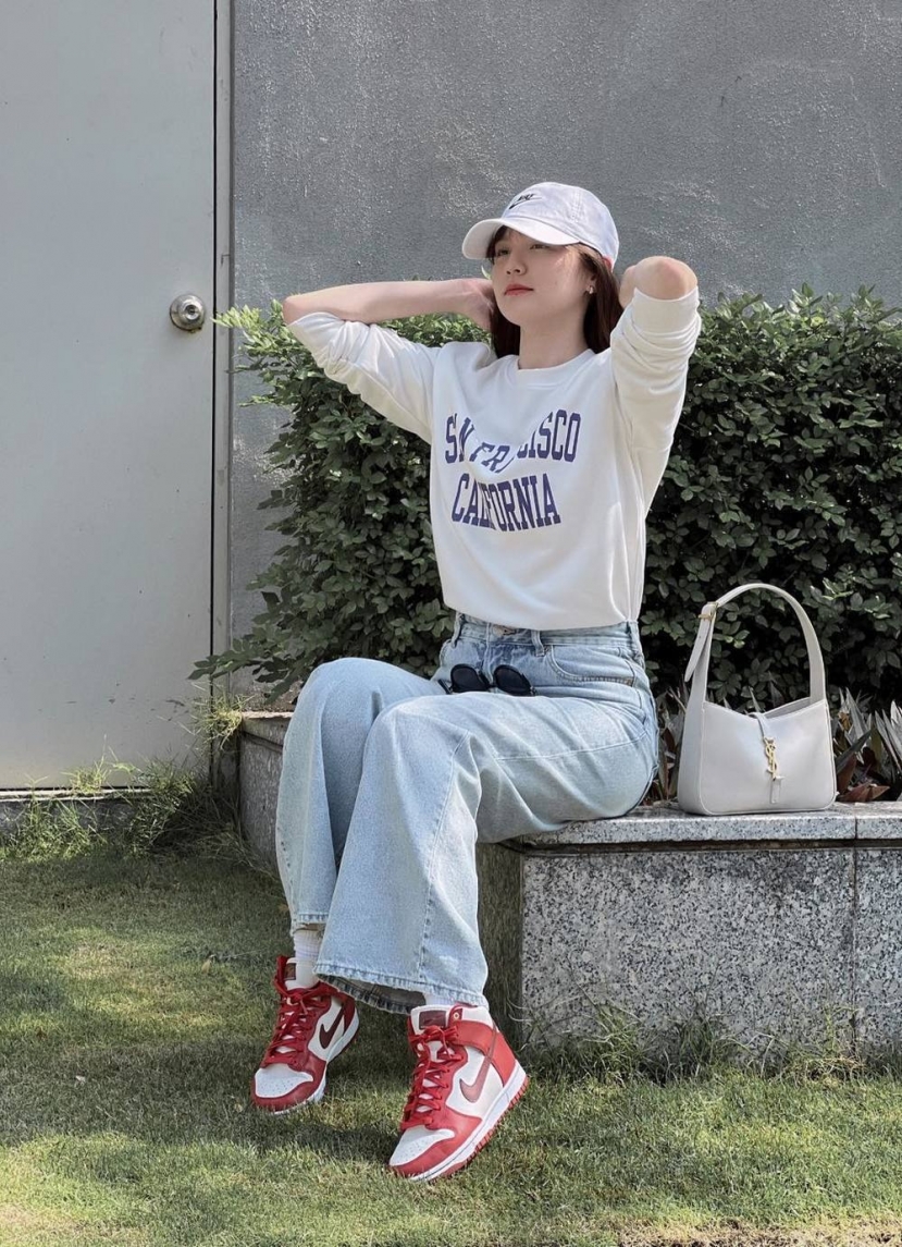 Nhiều người nhận xét cô nàng có phong cách thời trang na ná Sơn Tùng M-TP (Ảnh: FBNV) Nhiều người nhận xét cô nàng có phong cách thời trang na ná Sơn Tùng M-TP (Ảnh: FBNV)