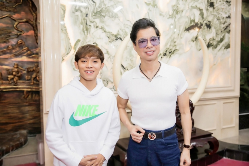 Hồ Văn Cường được danh ca Ngọc Sơn nâng đỡ (Ảnh: FBNV) Hồ Văn Cường được danh ca Ngọc Sơn nâng đỡ (Ảnh: FBNV)