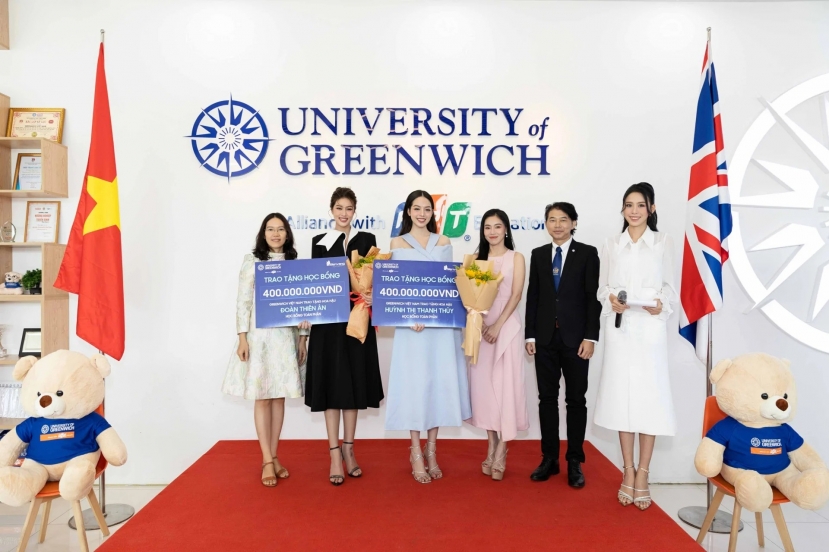 Đoàn Thiên Ân - Thanh Thủy lên nhận học bổng Đoàn Thiên Ân - Thanh Thủy lên nhận học bổng