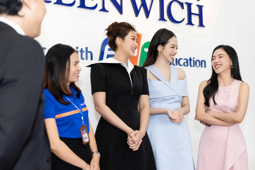 Bà trùm Hoa hậu đứng phát biểu tại buổi lễ Bà trùm Hoa hậu đứng phát biểu tại buổi lễ